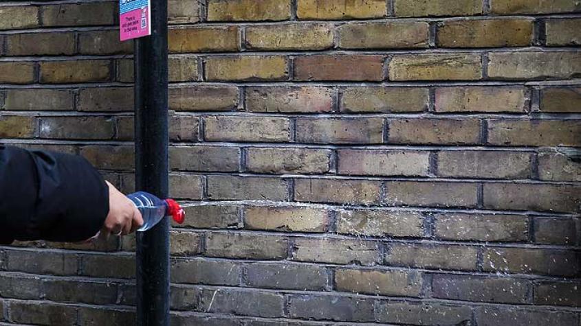 Prueban pintura 'antipipí' en Londres para combatir que personas orinen en la calle