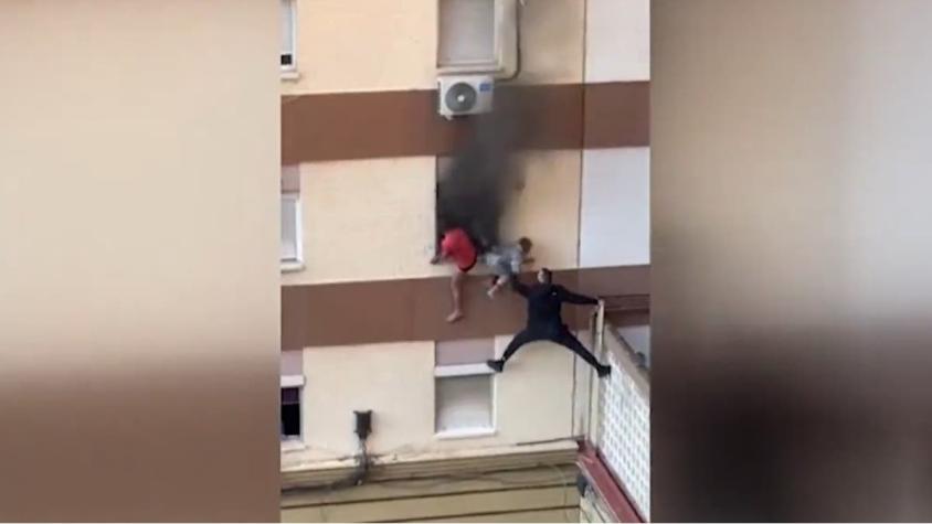 Hombre se convierte en héroe al salvar a una familia de un incendio: rescató a niños por la ventana
