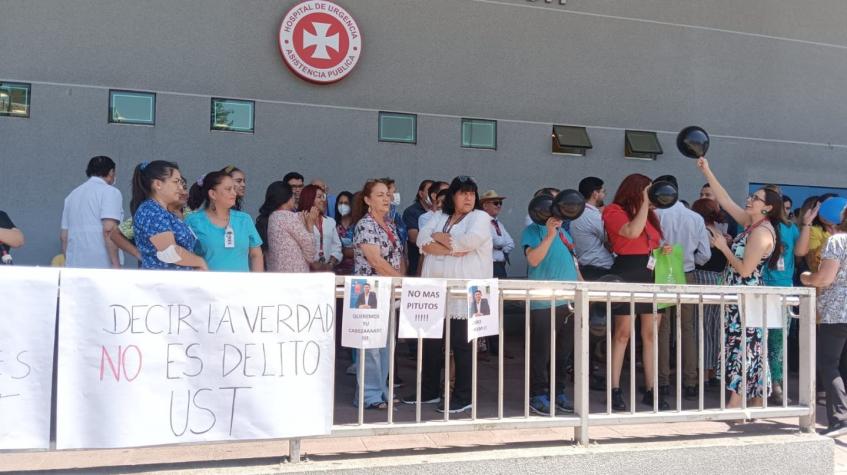 Protesta en la ex Posta Central por presunto tráfico de influencias que expuso Reportajes T13 Protesta en la ex Posta Central por presunto tráfico de influencias que expuso Reportajes T13