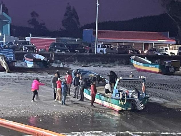 Vecinos de Punta Lavapié debieron evacuar en botes por incendio Vecinos de Punta Lavapié debieron evacuar en botes por incendio