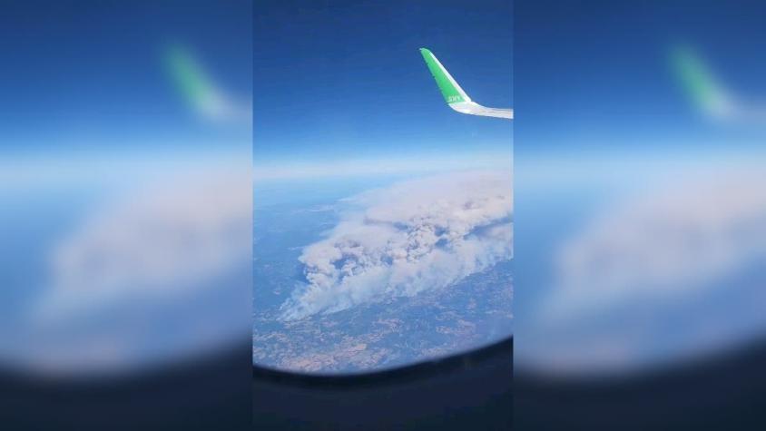 [VIDEO] Pasajera de avión capta la magnitud del incendio forestal en Santa Juana