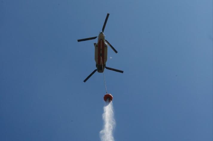 Dos brigadistas de Conaf murieron al capotar un helicóptero que combatía incendios en Galvarino