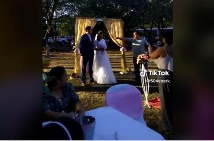 Hombre es viral al interrumpir boda de yerno: Se estaba casando con otra días antes que con su hija