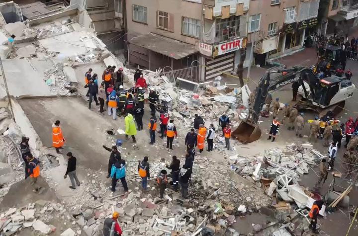 Las impactantes imágenes de los terremotos que dejan más de 1.800 muertes en Turquía y Siria