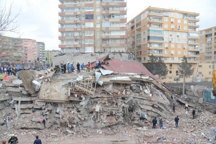 Las causas del devastador terremoto en Turquía (y las diferencias con Chile)