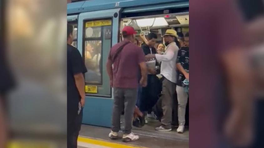 Hombre amenazó con arma de fogueo a pasajeros del Metro de Santiago