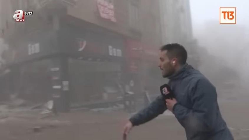 [VIDEO] Periodista huyó en vivo tras réplica de terremoto en Turquía y consoló a niña que lloraba