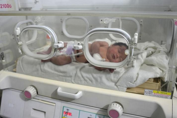 La única sobreviviente de su familia: Rescatan a recién nacida con cordón umbilical en Siria