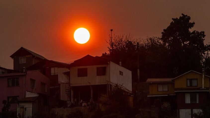 ¿Por qué los incendios forestales producen tonos rojizos en el cielo al amanecer y el atardecer?