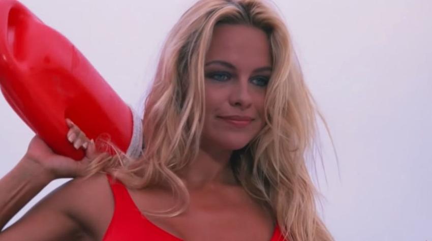 La sorprendente revelación de Pamela Anderson sobre el traje de baño rojo que utilizaba en Baywatch