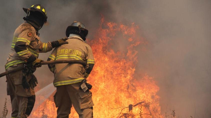 Comuneros amenazaron de muerte a bomberos en Ercilla: Los obligaron a cargar agua en vehículos