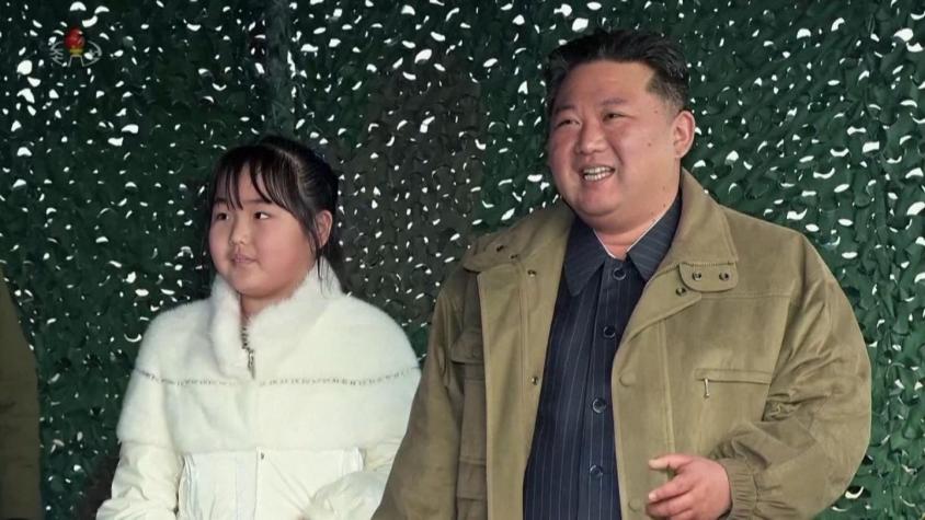 [VIDEO] ¿Kim Jong-Un prepara a su hija como sucesora?: Niña protagoniza ceremonia militar