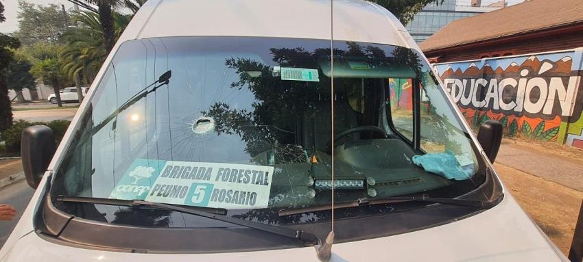 Dos sujetos son detenidos tras atacar con piedras furgón de brigadistas de Conaf