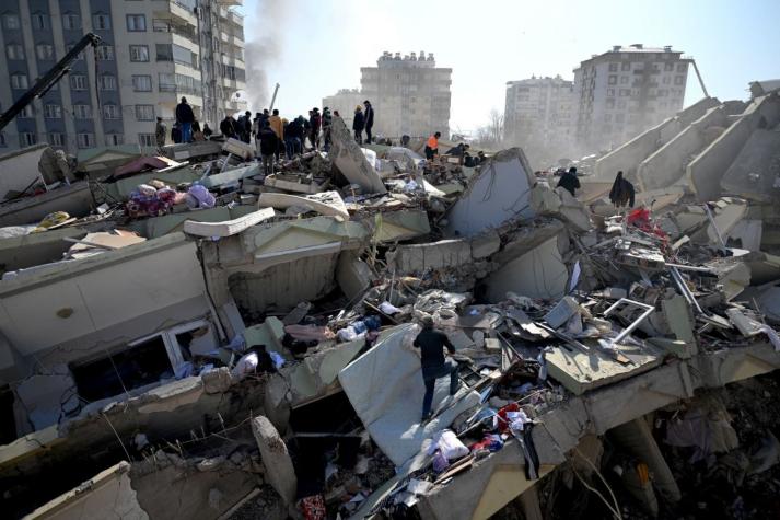 Muertes en Turquía y Siria tras terremoto aumentan a 17.500 según último balance