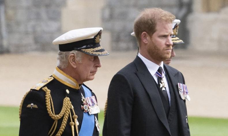 Afirman que rey Carlos quiere que el príncipe Harry "regrese a la familia" y esté en la coronación