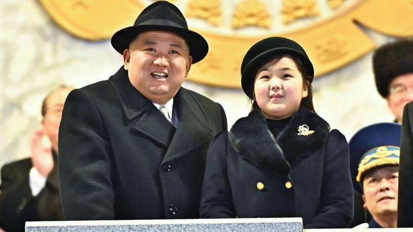 Corea del Norte hace su mayor exhibición de misiles en desfile presidido por Kim Jong-un y su hija