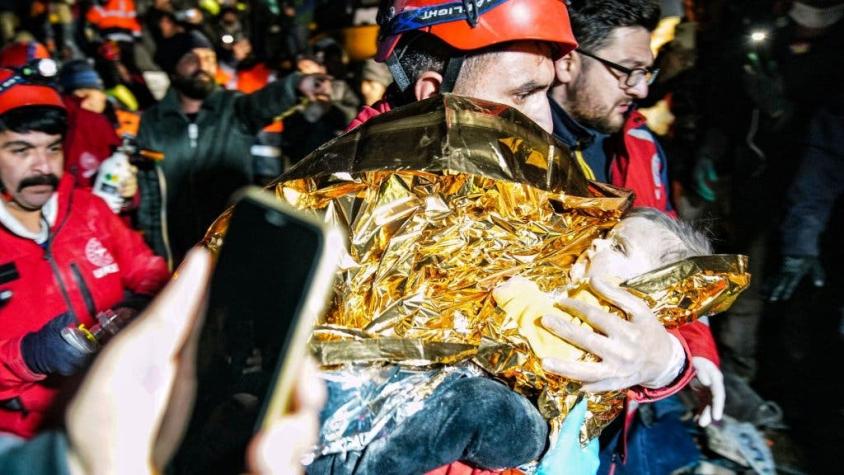 El recién nacido y su madre rescatados en Turquía tras cuatro días atrapados entre los escombros