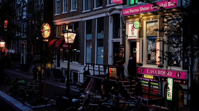 Ámsterdam prohibirá el consumo de cannabis en calles del barrio rojo