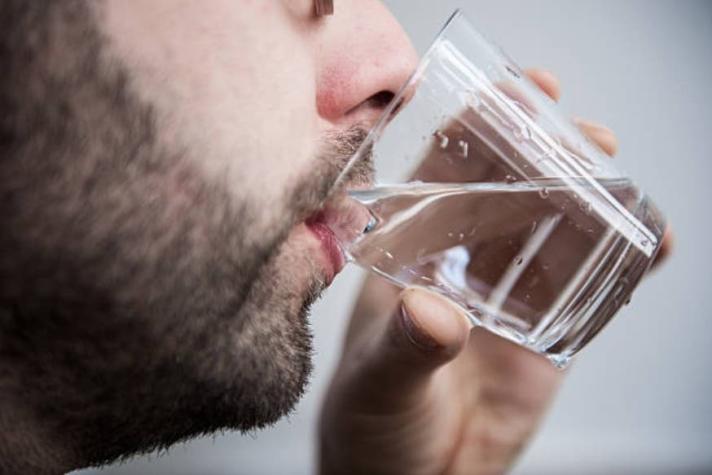 Hombre de 36 años se intoxicó tras tomar 20 litros de agua en un día: Estuvo en coma inducido