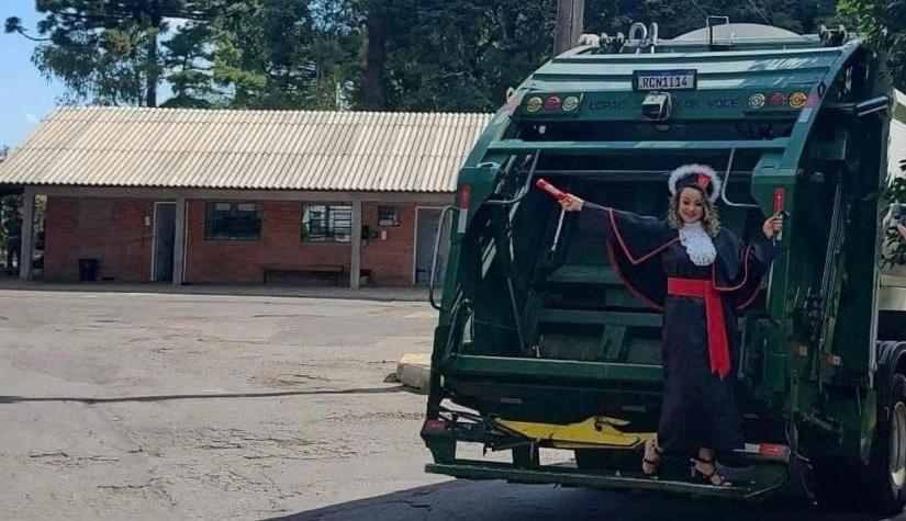 Joven celebra su título de abogada fotografiándose con el camión de basura donde trabajó 12 años