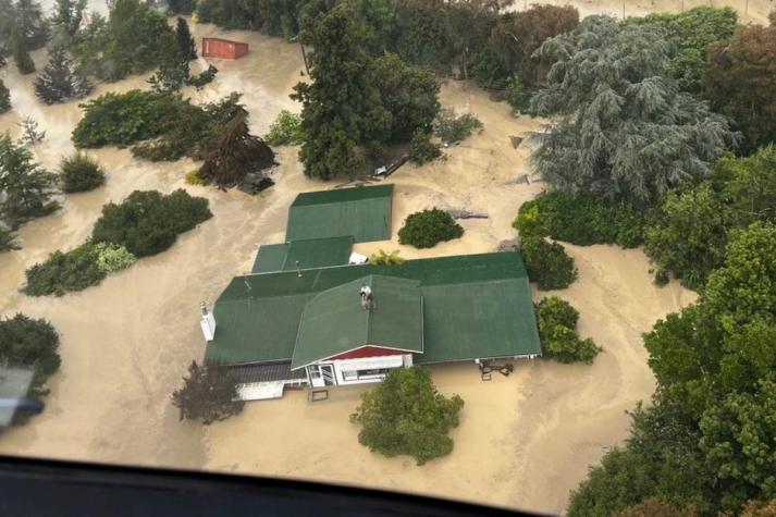 Militares rescatan gente aislada en sus techos por tormenta en Nueva Zelanda