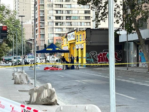 Investigan homicidio en centro de Santiago: hombre murió apuñalado en la vía pública