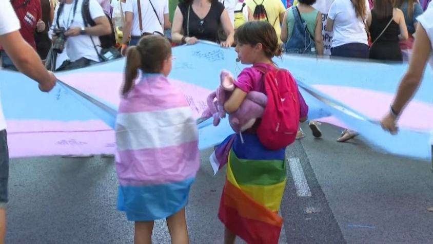 [VIDEO] Autodeterminación de género: España aprobó controvertida "Ley Trans"