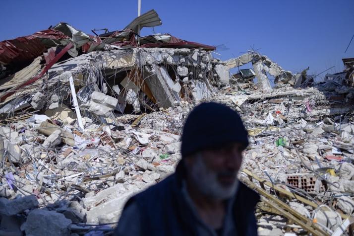 Rescatan bajo escombros a tres supervivientes del sismo en Turquía: Entre ellos un niño de 14 años