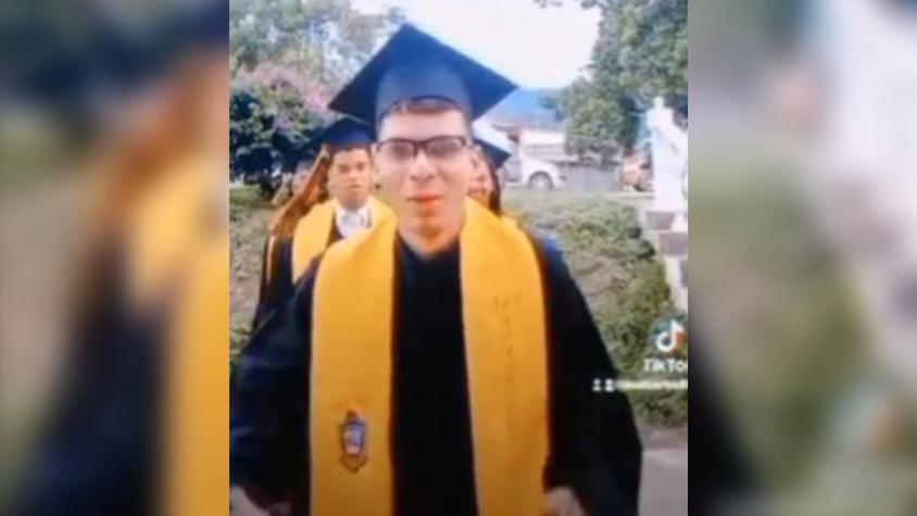 Joven se gradúa de enfermero, dice que no aprendió lo que le enseñaron y le quitan el título