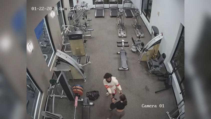 [VIDEO] Mujer se enfrenta a golpes a hombre que la acosó en un gimnasio