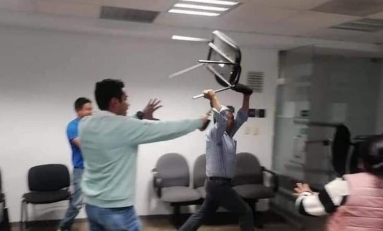 ¡Insólito! Alcalde mexicano lanza sillas y golpea a sus ciudadanos mientras rendía cuentas