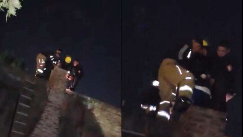 [VIDEO] Sujeto quedó atrapado en la chimenea por la que entró a robar: Fue rescatado por bomberos