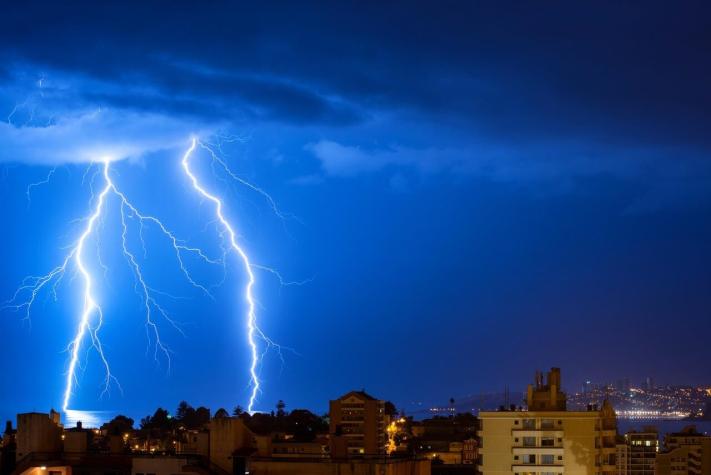 Emiten aviso meteorológico por tormentas eléctricas en tres regiones del país