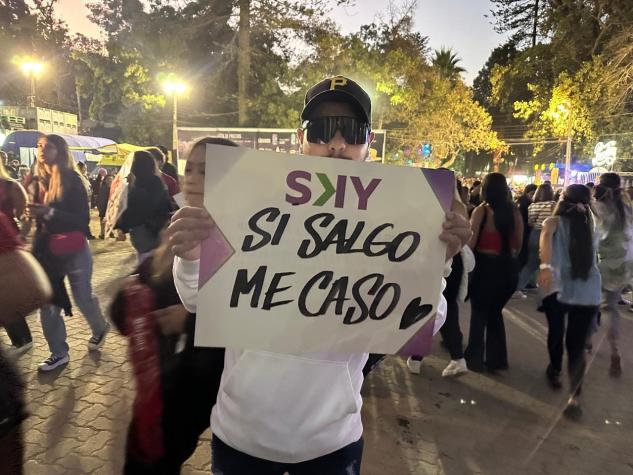"Gracias a mi ex": Las divertidas pancartas que marcan la primera noche de Viña 2023