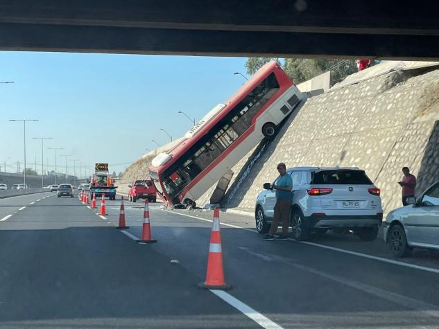 Reportan accidente en Puente Alto: Bus del Transantiago cayó a autopista