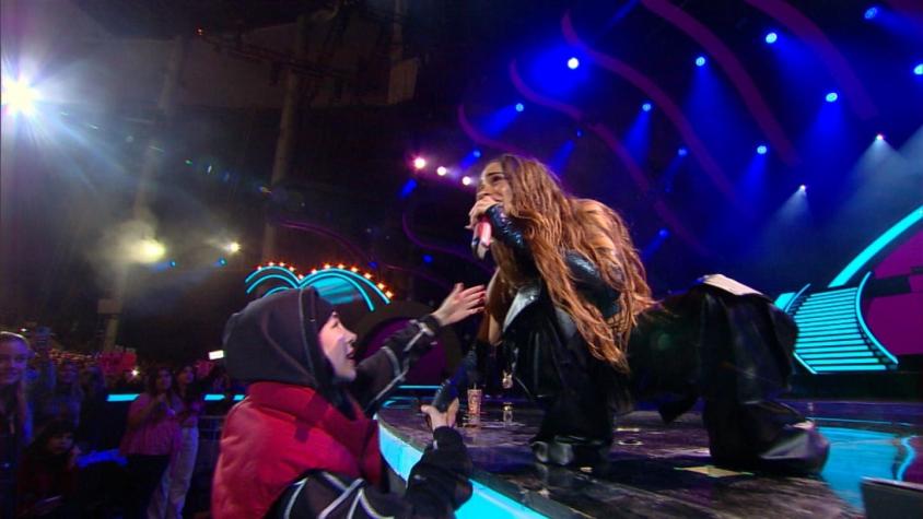 El inesperado y emotivo abrazo entre Tini y Nicki Nicole durante su show en Viña 2023