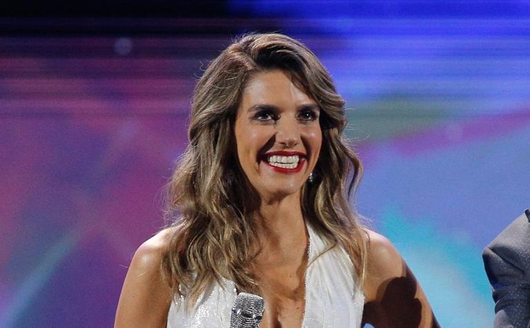 María Luisa Godoy deslumbra de blanco en la segunda noche en Viña