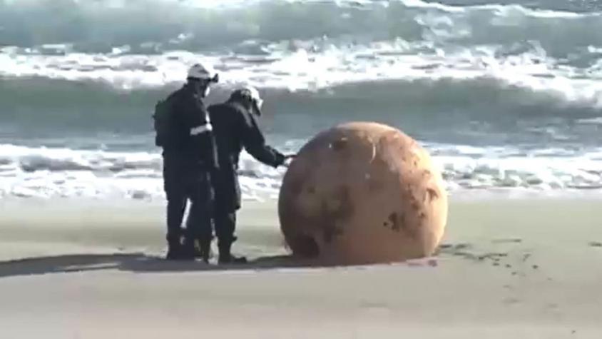 Impacto por hallazgo de gigantesca esfera de metal en playa de Japón