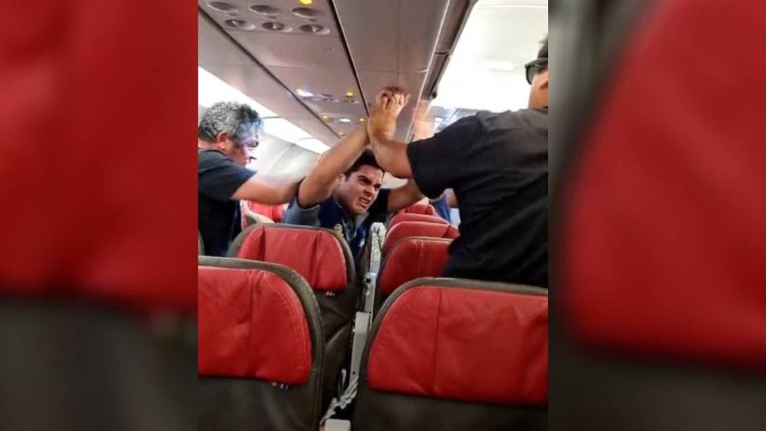 Entre combos y empujones: Captan brutal pelea entre pasajeros en avión de Antofagasta
