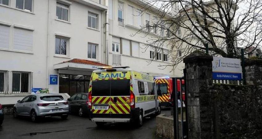 Francia: alumno de 16 años apuñala de muerte a su maestra