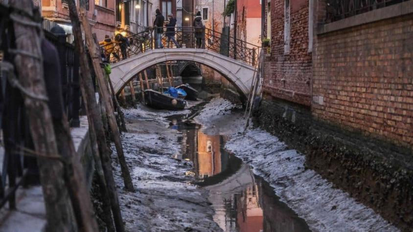 Las impresionantes imágenes de los canales secos en Venecia por una sequía
