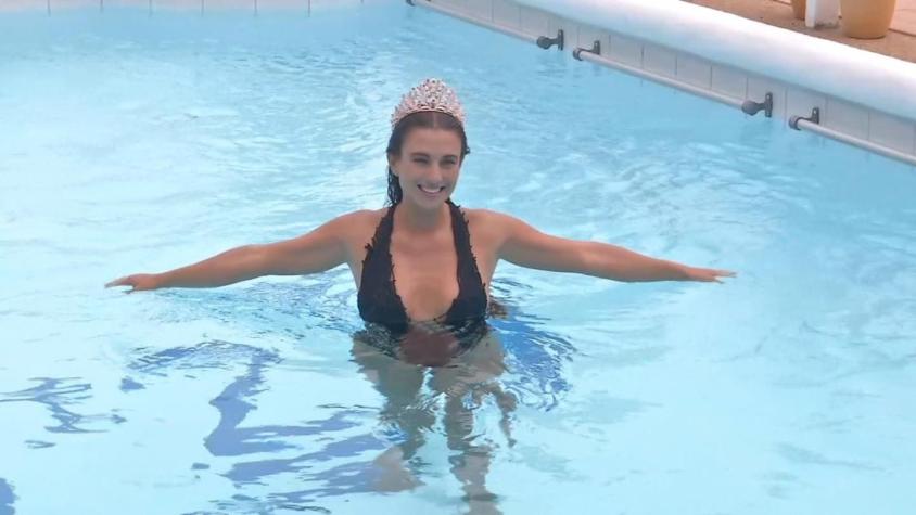 Con guiño al vestido de la gala: Los detalles del bikini que usó Tita Ureta en el "piscinazo"