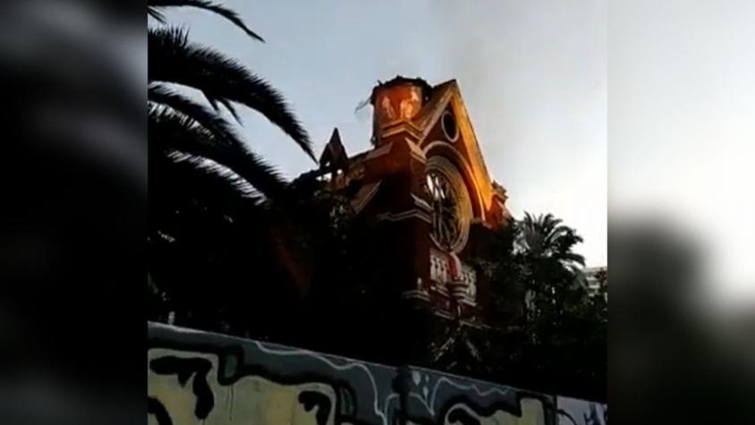 Incendio afecta a Iglesia San Francisco de Borja en Santiago
