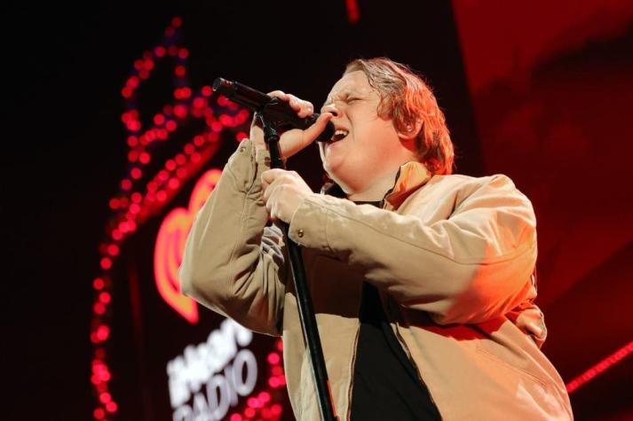 [VIDEO] Fans de Lewis Capaldi cantan mientras el artista tiene un ataque de Tourette en pleno show