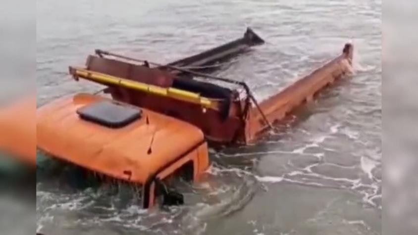 [VIDEO] Camión cayó al mar tras ceder la rampa de una barcaza en Isla Mocha