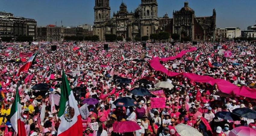 México: decenas de miles protestan contra reforma electoral de AMLO