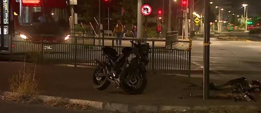 Motorista fallece tras chocar contra un vehículo en San Joaquín: Automóvil se dio a la fuga