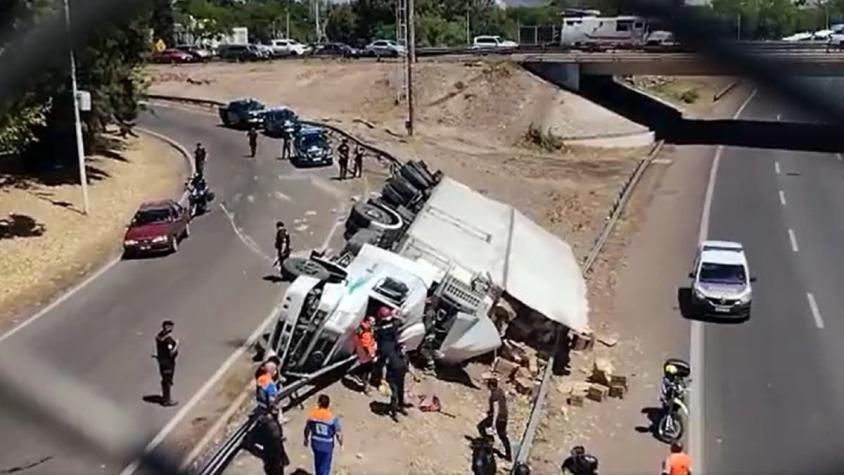 Camión volcó y saquearon carga de papas fritas mientras el conductor permanecía atrapado