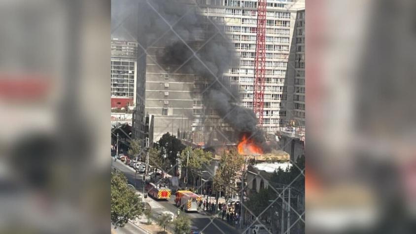 Era una toma: Incendio afecta a segundo piso de local de comida en Santiago