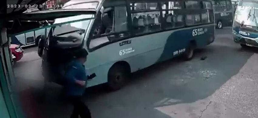 [VIDEO] Niño atropella a persona tras accionar accidentalmente un bus en Concepción